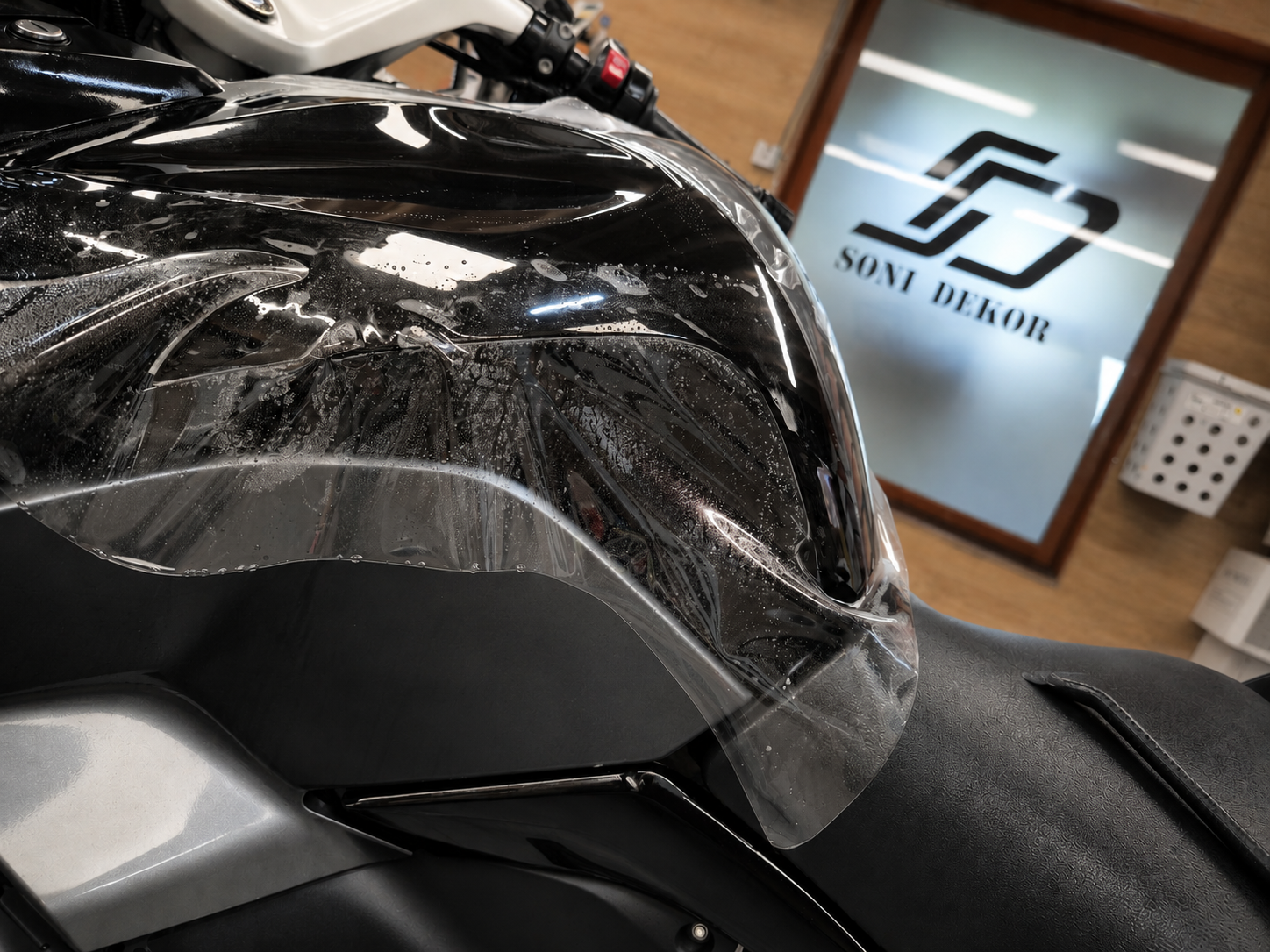 PPF fólia felhelyezése motor tankra